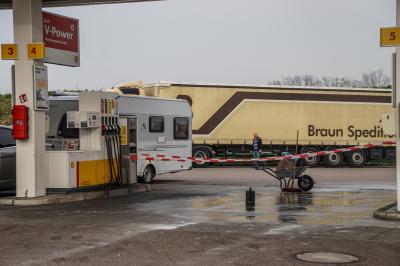 Denkendorf: Mercedes ML geraet durch technischen Defekt in Brand